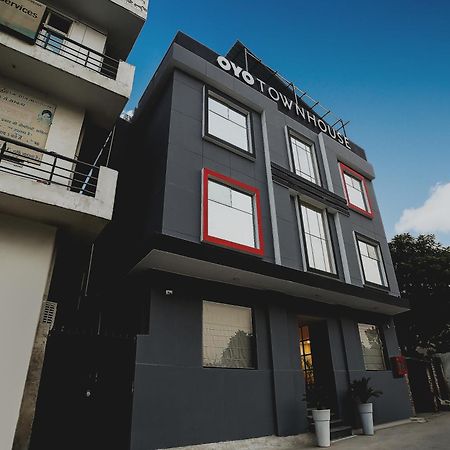 Collection O Townhouse 069 Hotel คูร์เคาน์ ภายนอก รูปภาพ