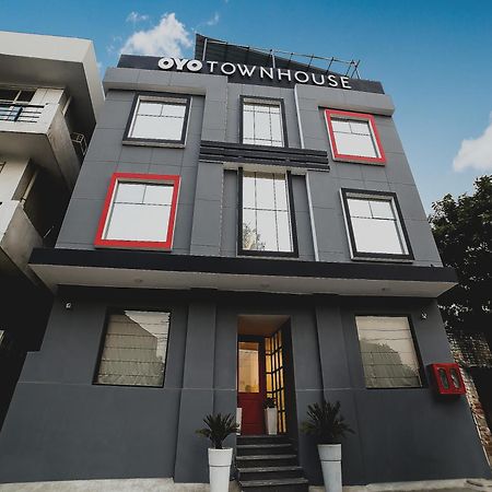 Collection O Townhouse 069 Hotel คูร์เคาน์ ภายนอก รูปภาพ