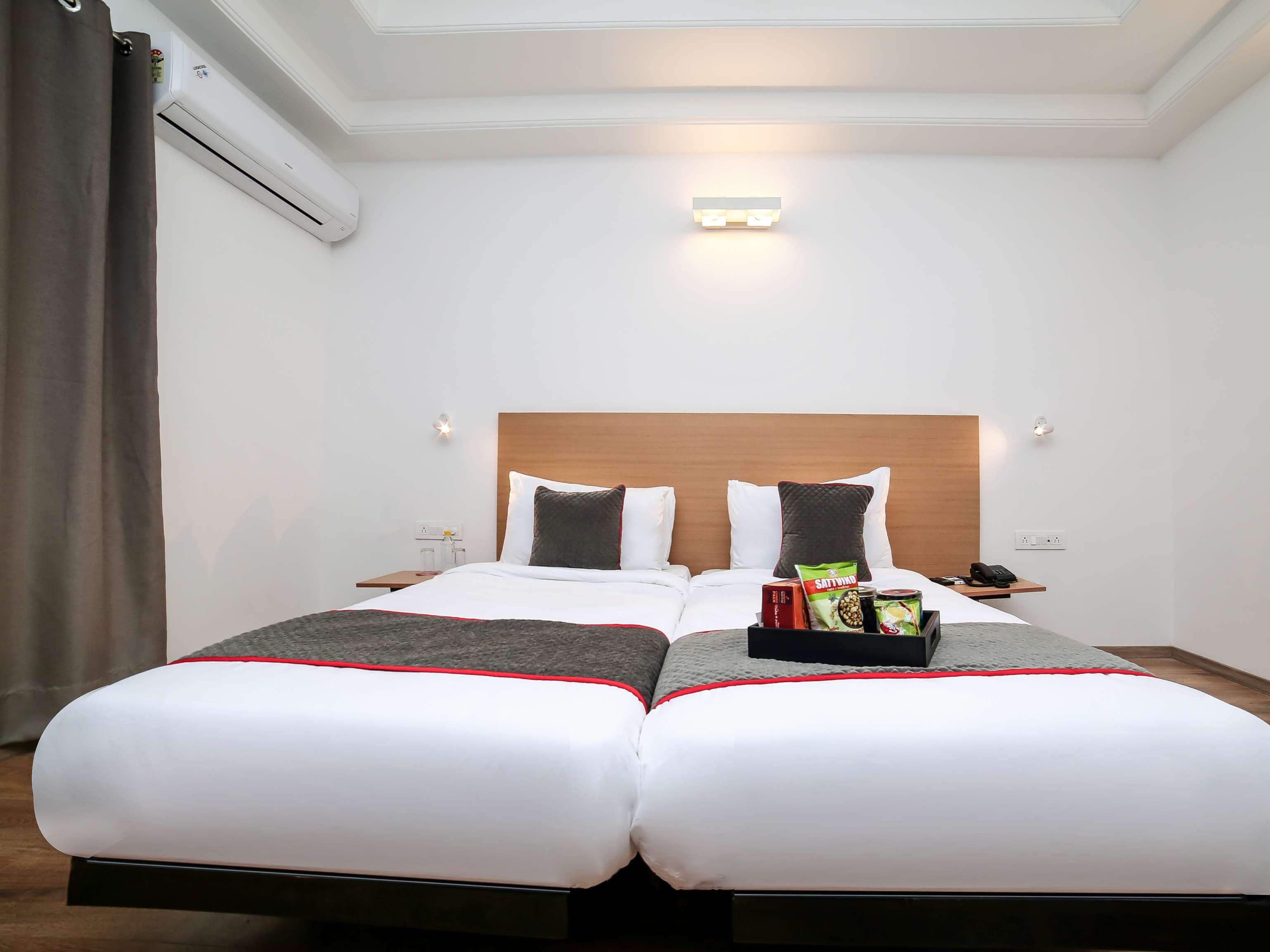 Collection O Townhouse 069 Hotel คูร์เคาน์ ภายนอก รูปภาพ