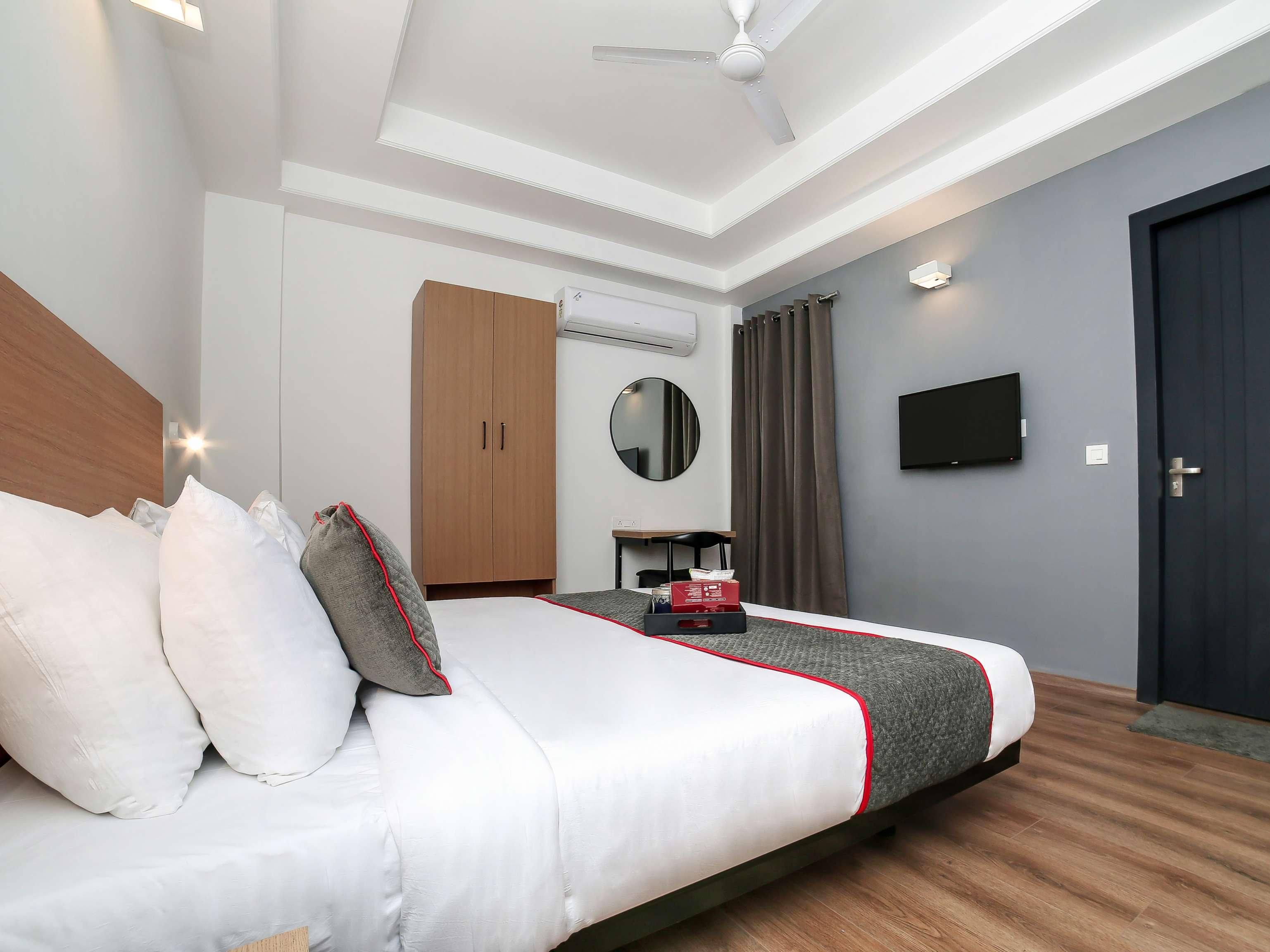Collection O Townhouse 069 Hotel คูร์เคาน์ ภายนอก รูปภาพ