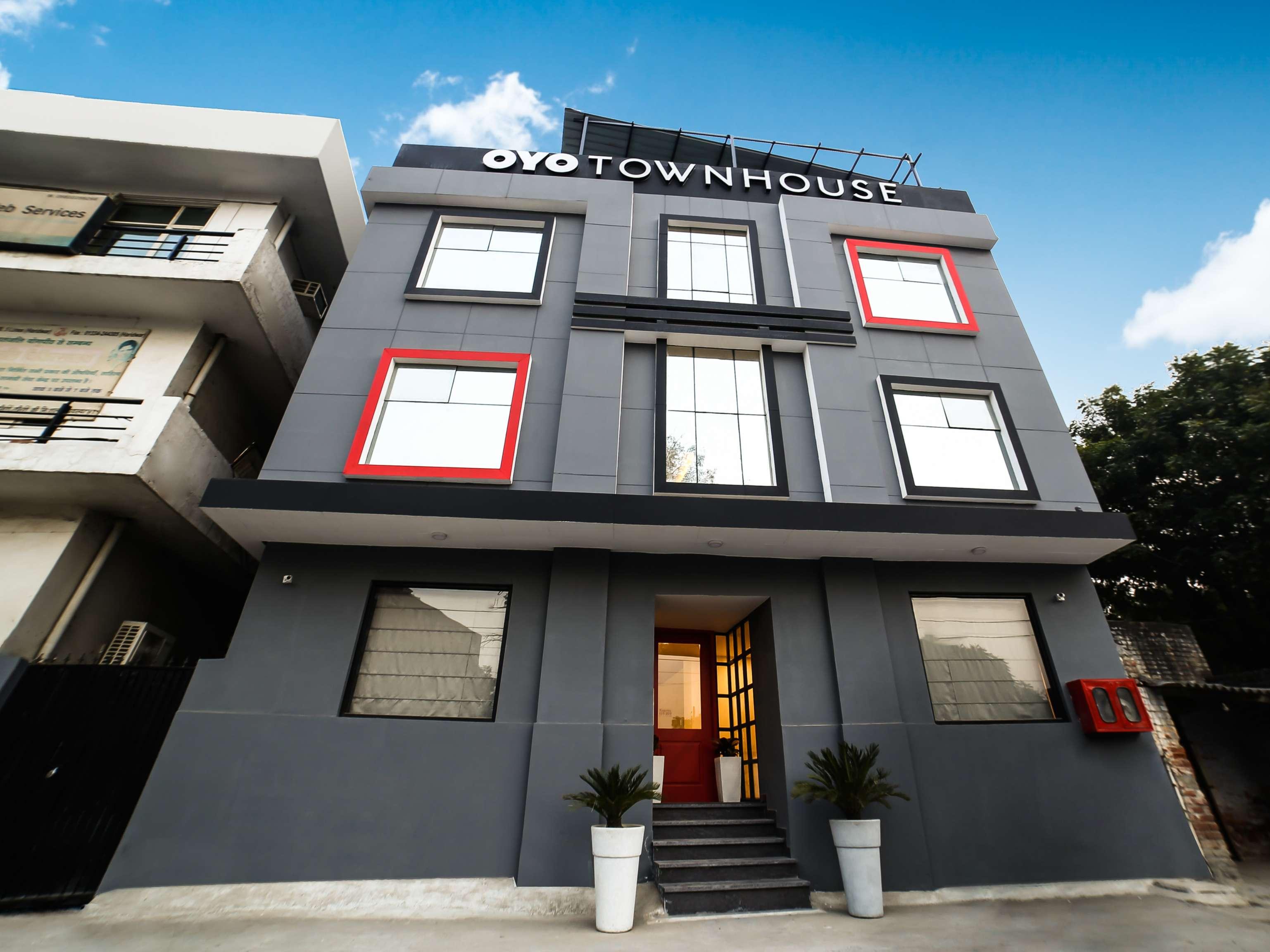 Collection O Townhouse 069 Hotel คูร์เคาน์ ภายนอก รูปภาพ