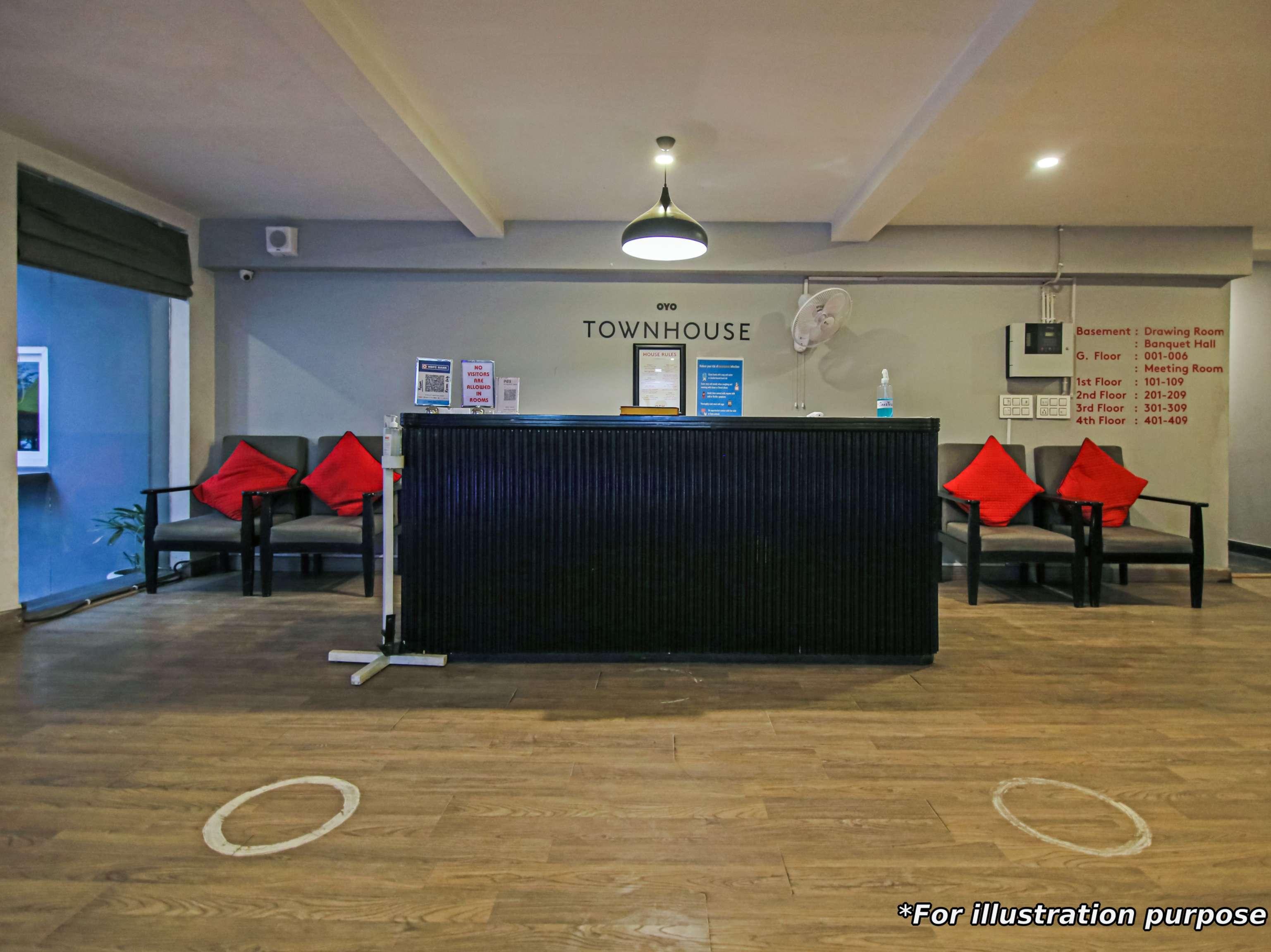 Collection O Townhouse 069 Hotel คูร์เคาน์ ภายนอก รูปภาพ