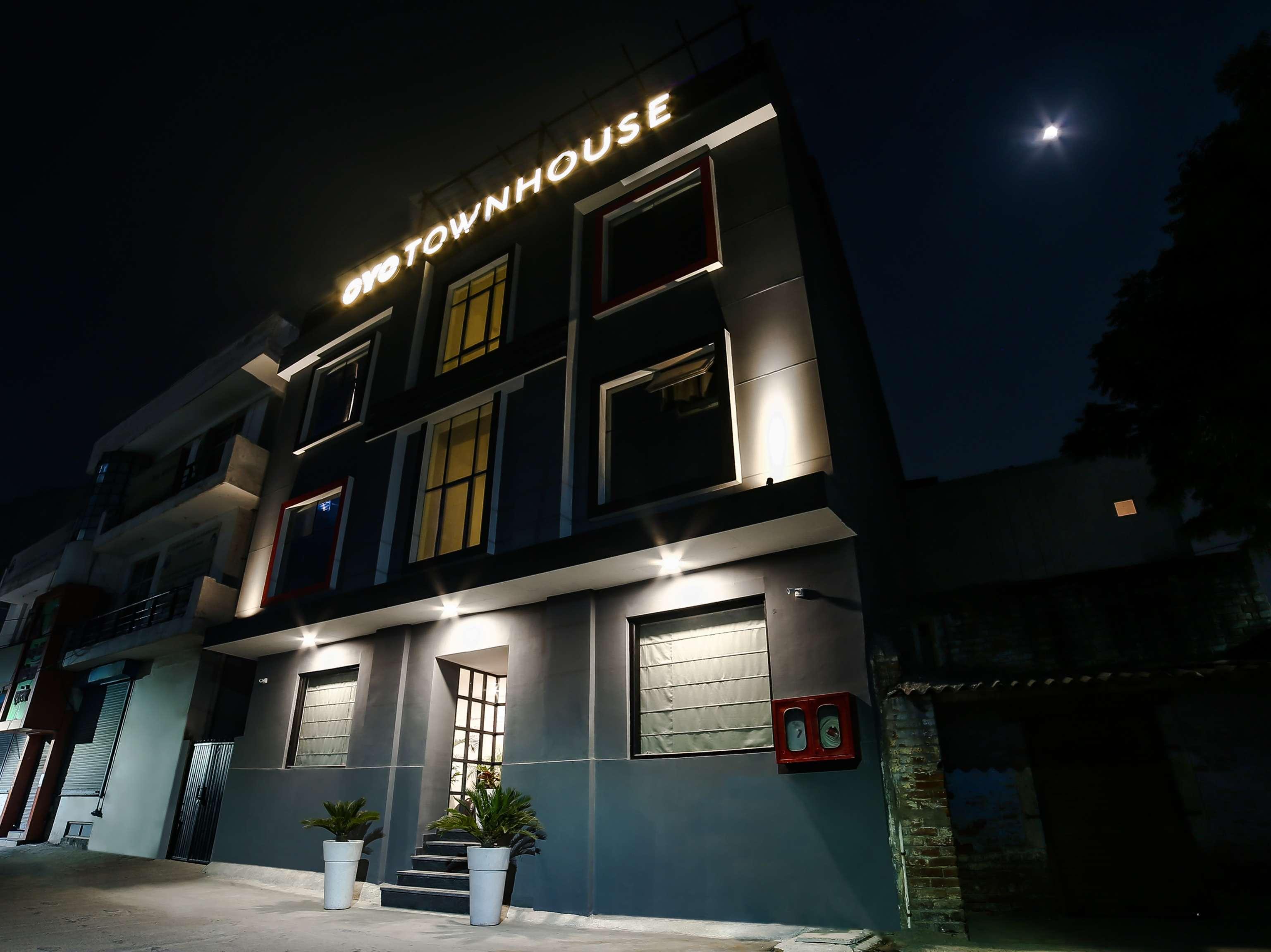 Collection O Townhouse 069 Hotel คูร์เคาน์ ภายนอก รูปภาพ