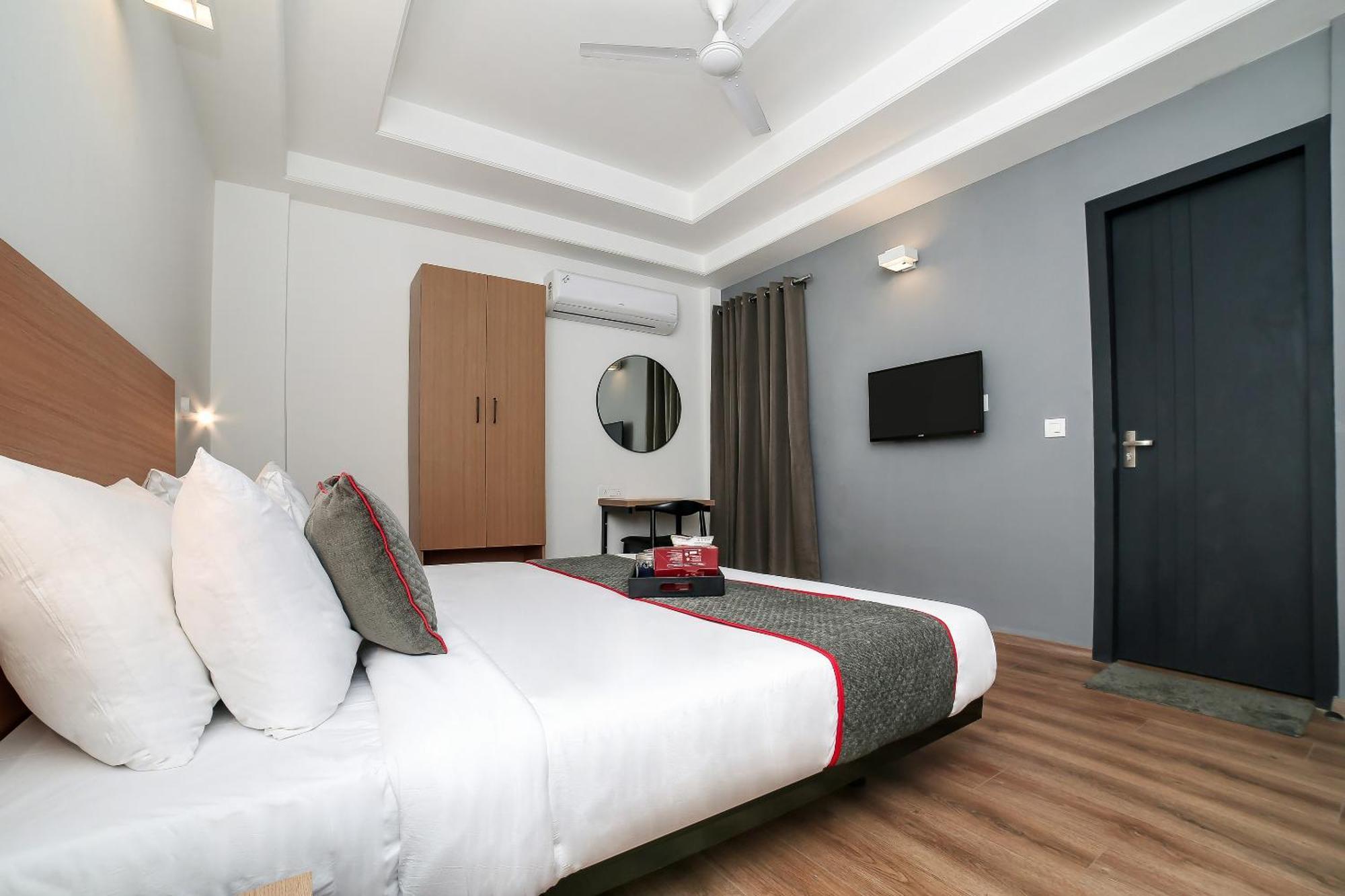 Collection O Townhouse 069 Hotel คูร์เคาน์ ภายนอก รูปภาพ