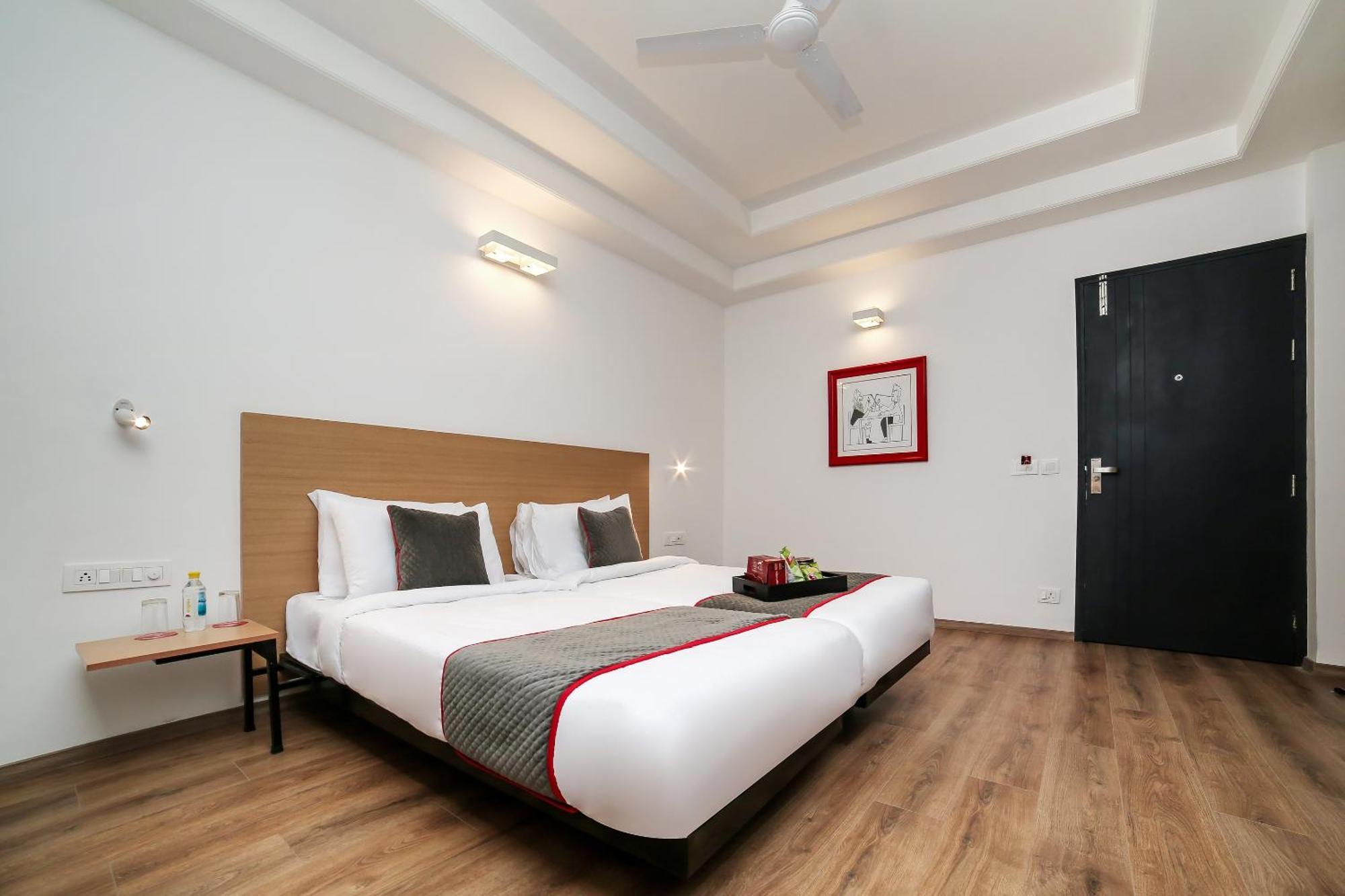 Collection O Townhouse 069 Hotel คูร์เคาน์ ภายนอก รูปภาพ