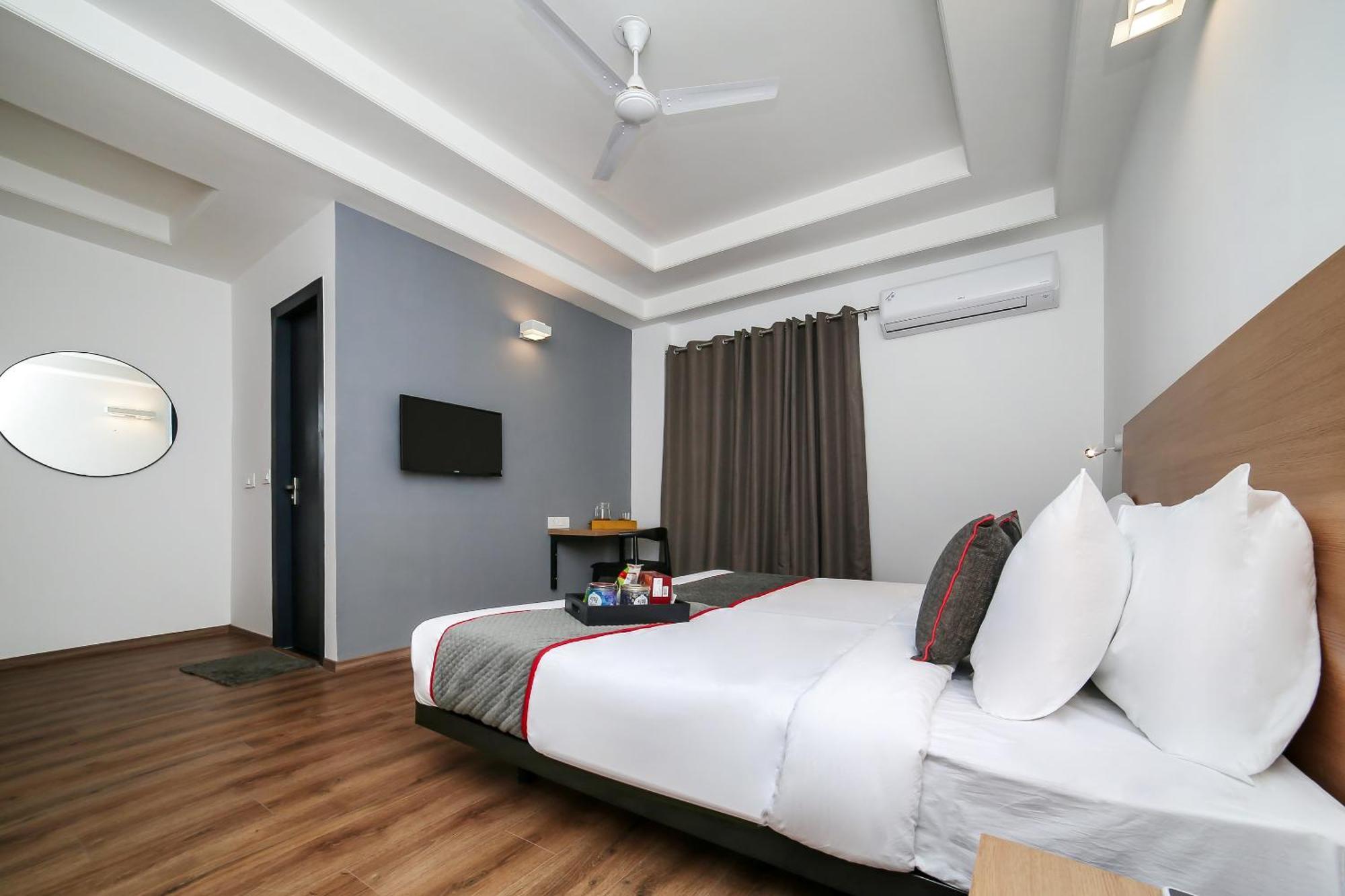 Collection O Townhouse 069 Hotel คูร์เคาน์ ภายนอก รูปภาพ