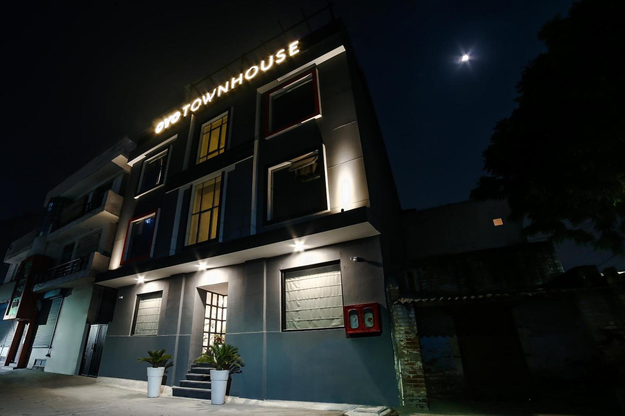 Collection O Townhouse 069 Hotel คูร์เคาน์ ภายนอก รูปภาพ
