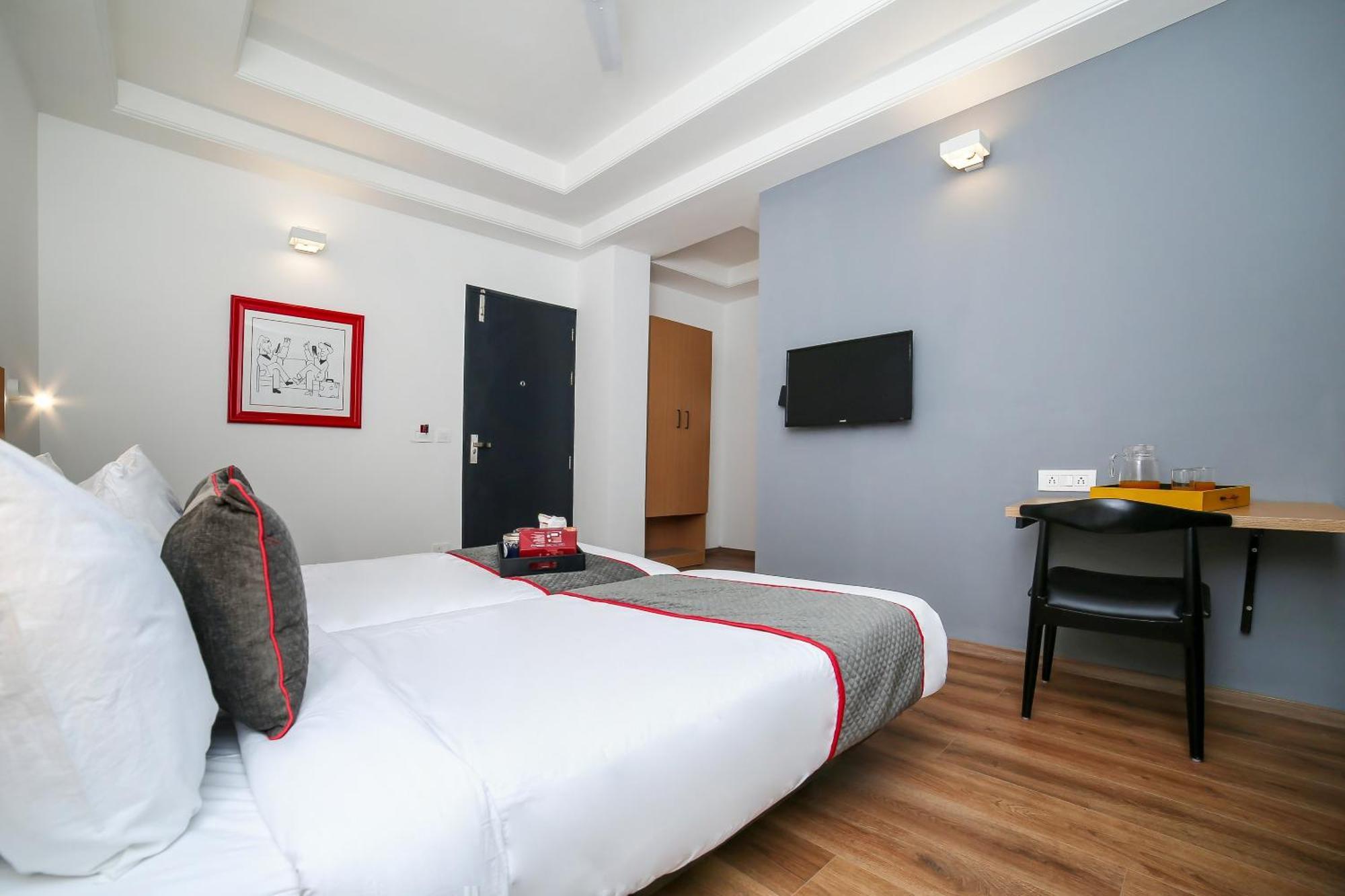 Collection O Townhouse 069 Hotel คูร์เคาน์ ภายนอก รูปภาพ