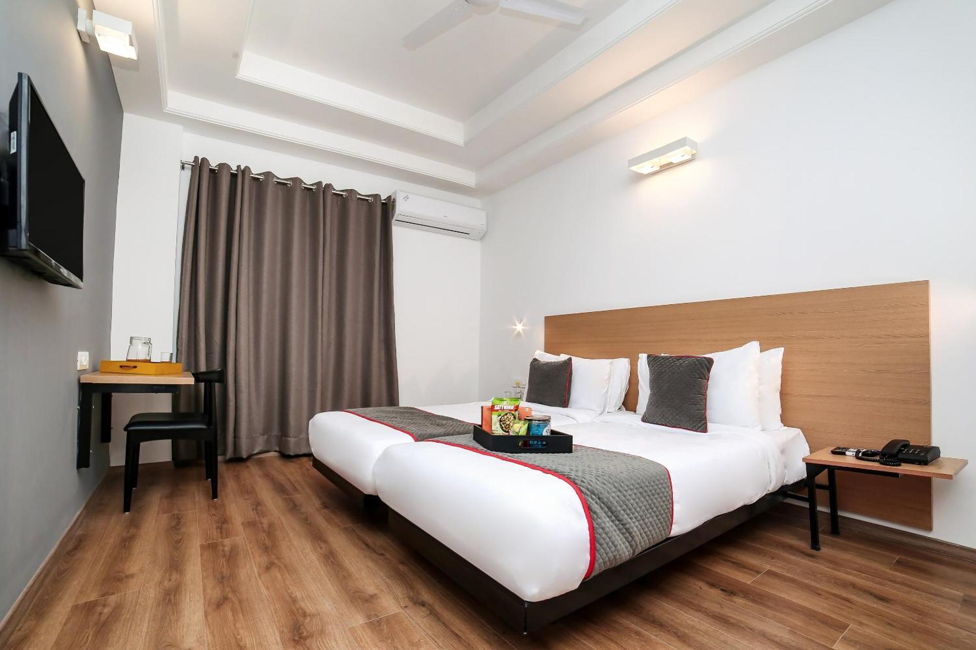 Collection O Townhouse 069 Hotel คูร์เคาน์ ภายนอก รูปภาพ