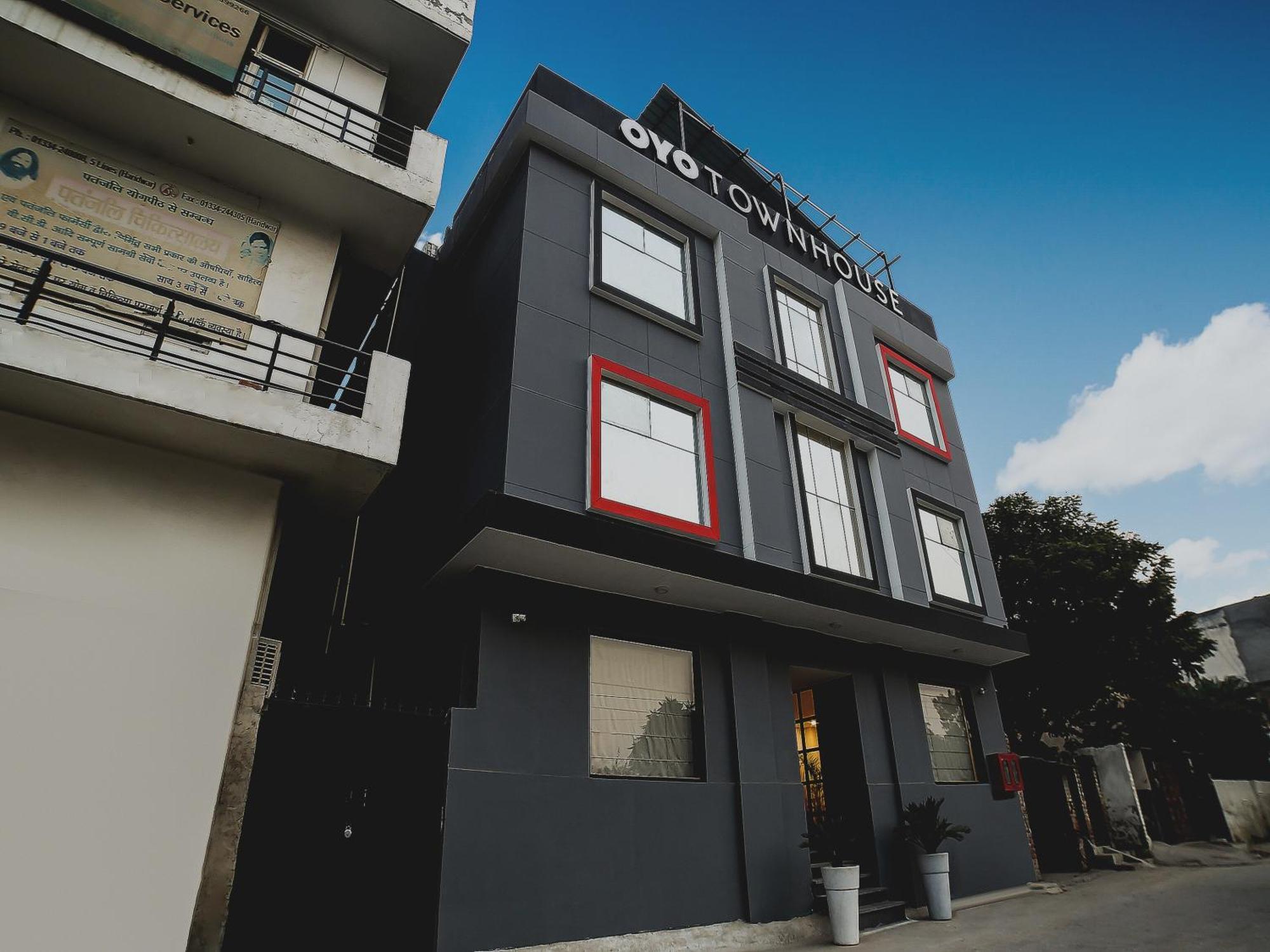 Collection O Townhouse 069 Hotel คูร์เคาน์ ภายนอก รูปภาพ