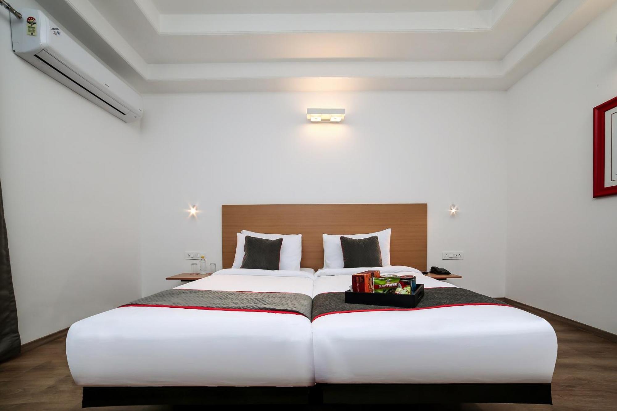 Collection O Townhouse 069 Hotel คูร์เคาน์ ภายนอก รูปภาพ