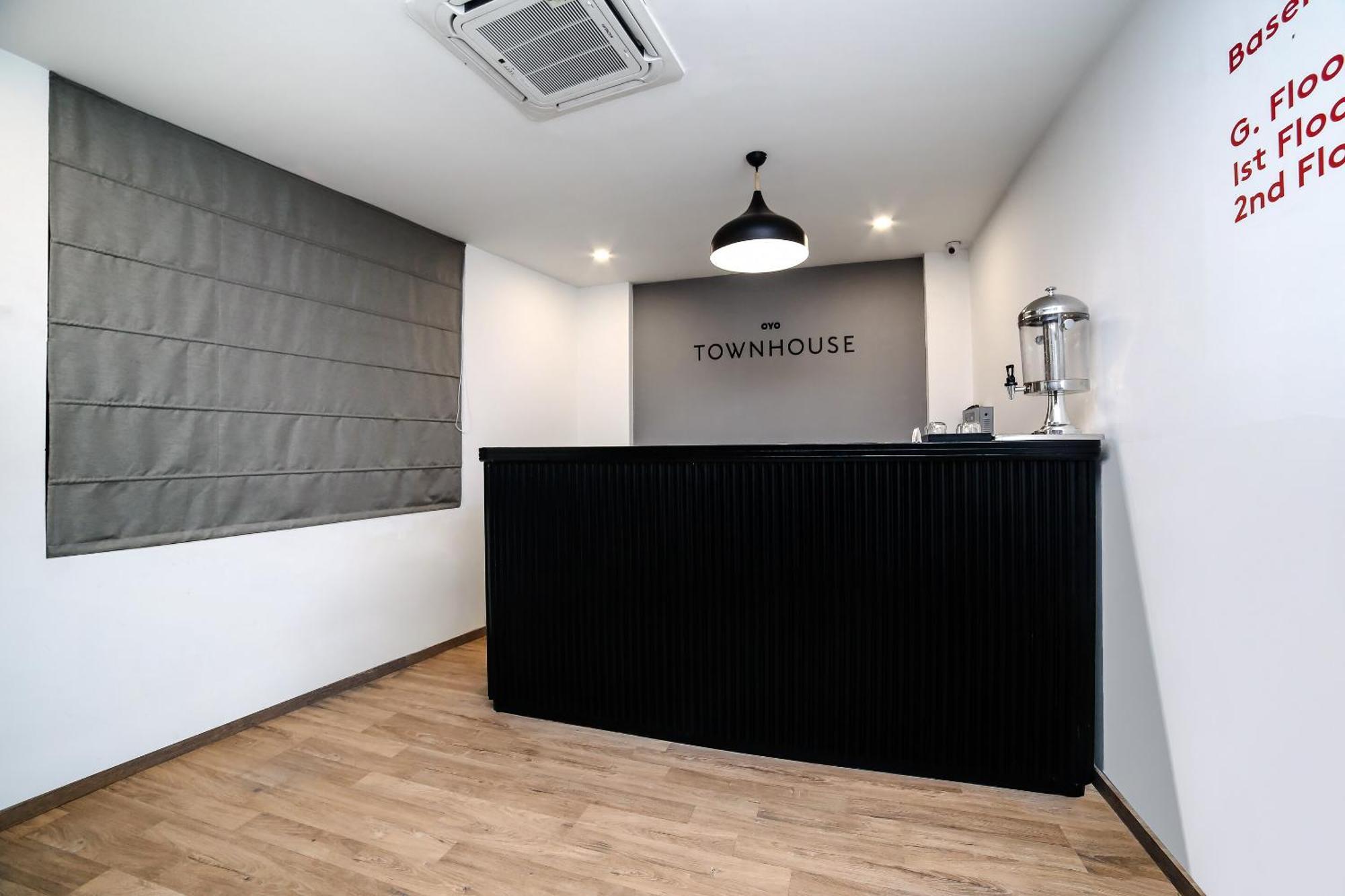 Collection O Townhouse 069 Hotel คูร์เคาน์ ภายนอก รูปภาพ