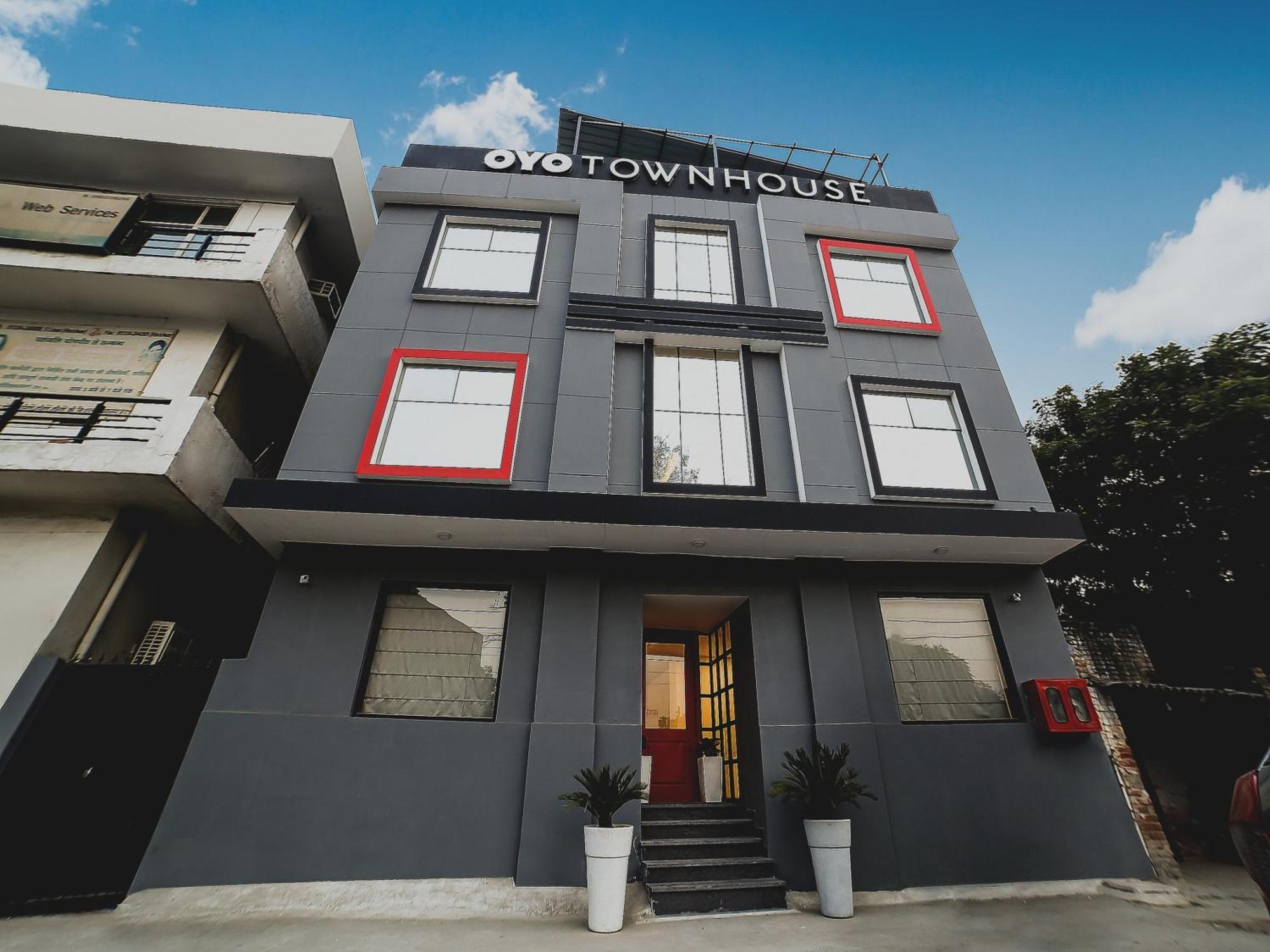 Collection O Townhouse 069 Hotel คูร์เคาน์ ภายนอก รูปภาพ