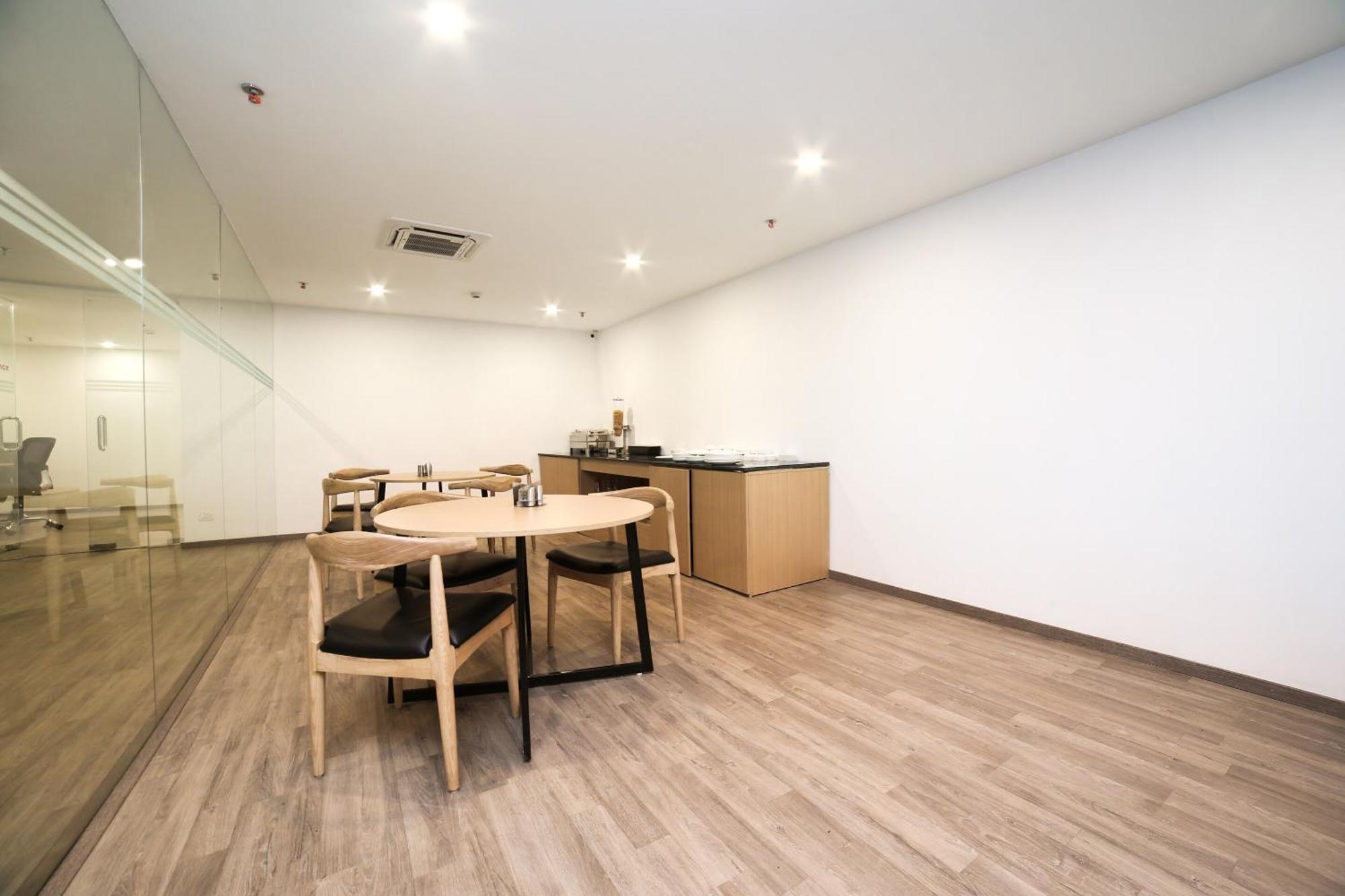 Collection O Townhouse 069 Hotel คูร์เคาน์ ภายนอก รูปภาพ