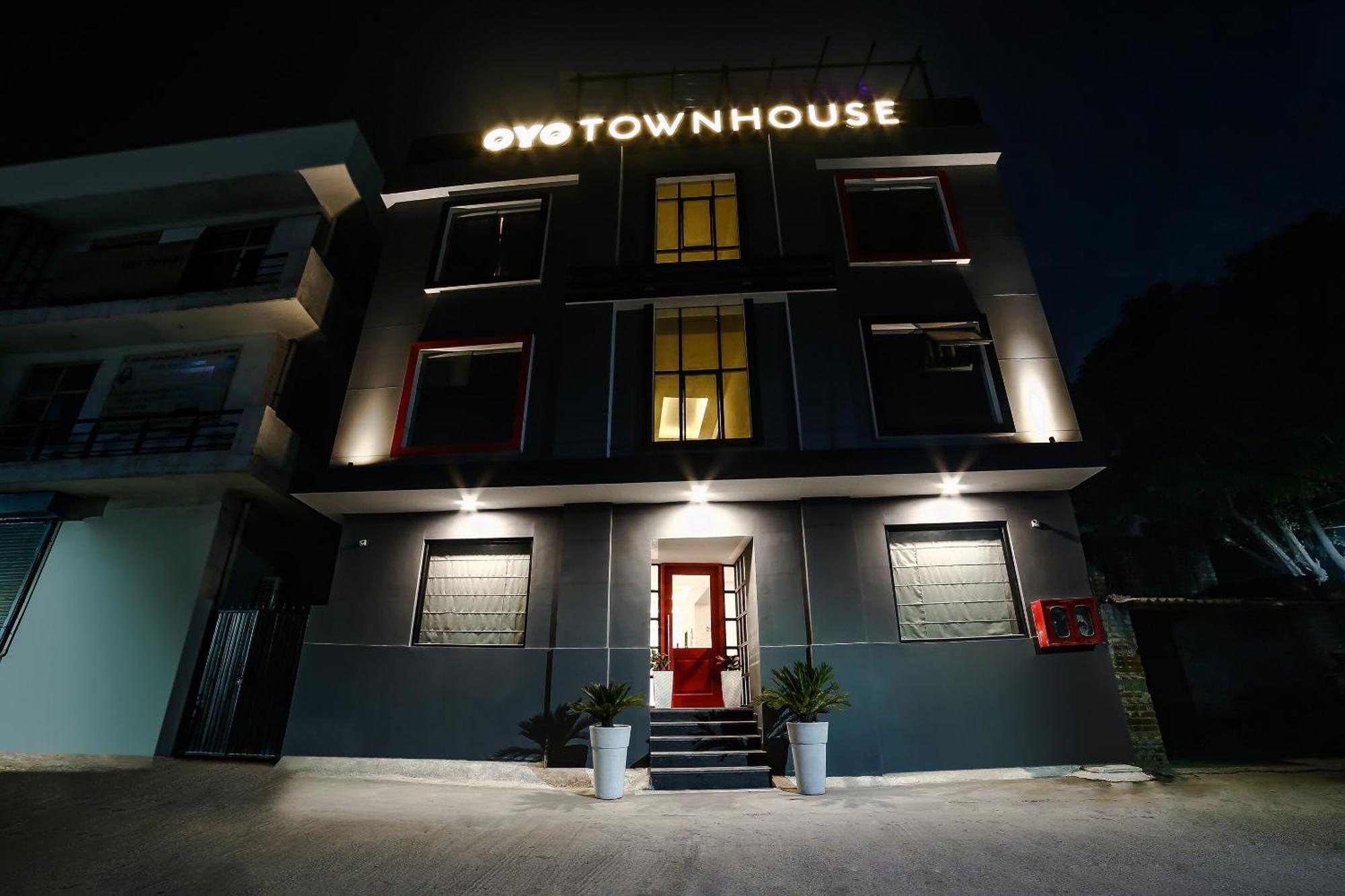 Collection O Townhouse 069 Hotel คูร์เคาน์ ภายนอก รูปภาพ