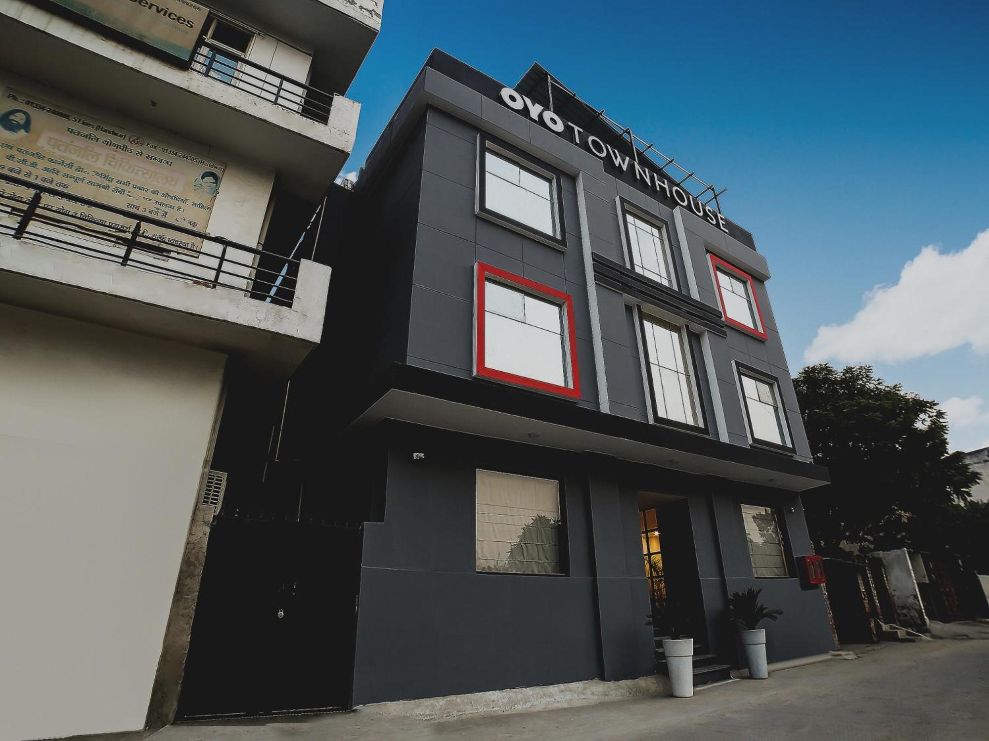 Collection O Townhouse 069 Hotel คูร์เคาน์ ภายนอก รูปภาพ