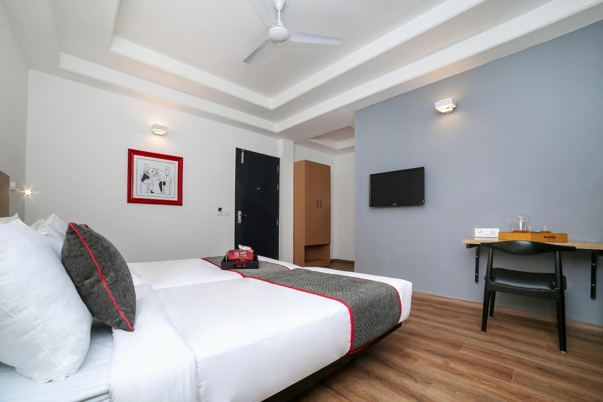 Collection O Townhouse 069 Hotel คูร์เคาน์ ภายนอก รูปภาพ
